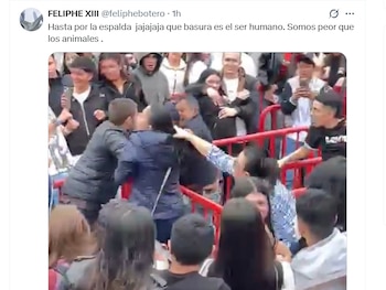 La ciudadanía criticó que una de las mujeres fuera mechoneada por la espalda - crédito @feliphebotero / X