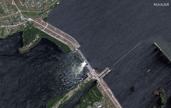 Una imagen de satélite de la presa Nova Kajovka en la región de Kherson, el 5 de junio (Maxar Technologies/via REUTERS)