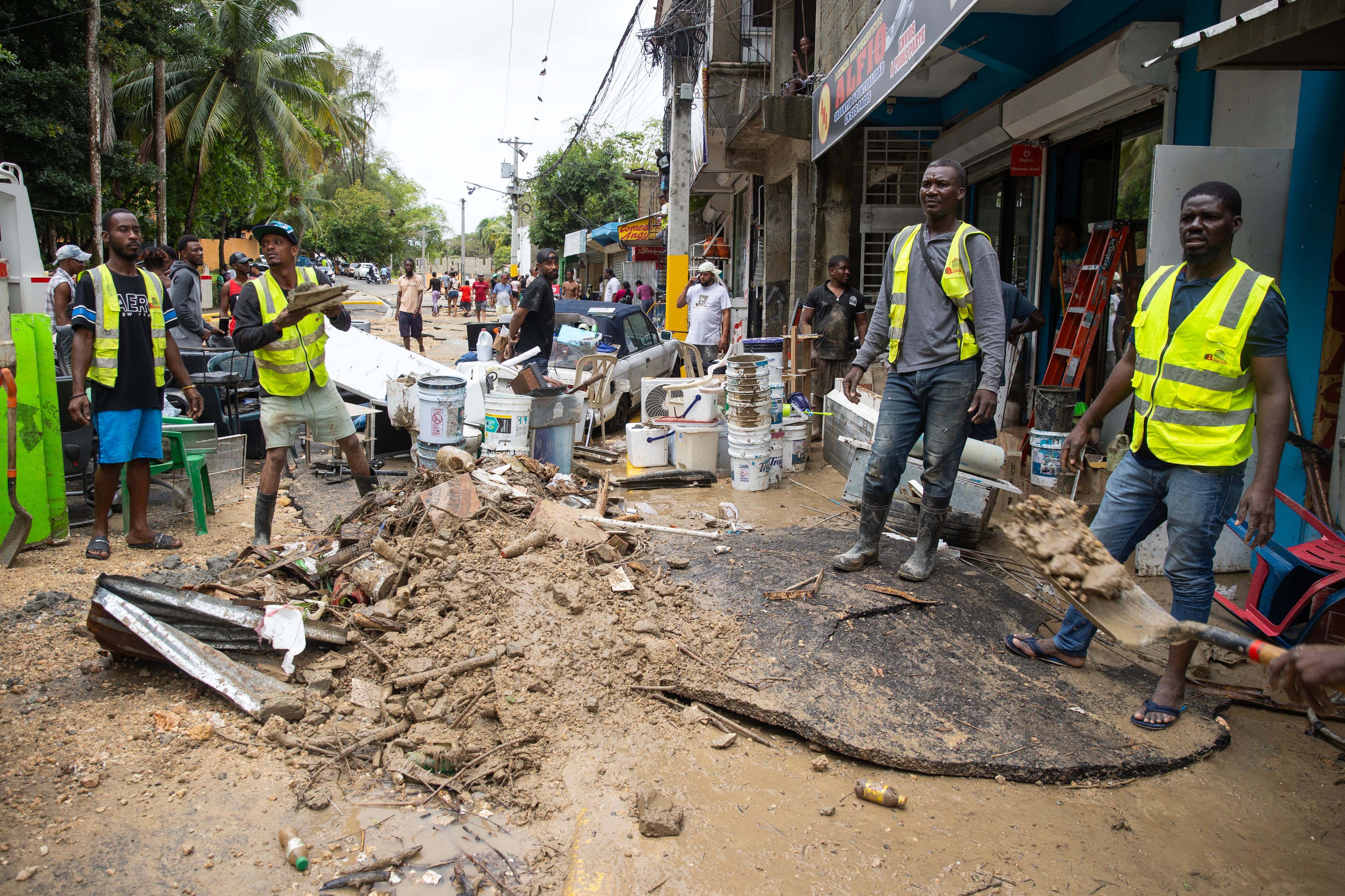 AME1291. SANTO DOMINGO (REPÚBLICA DOMINICANA), 08/04/2026.- Personal municipal recoge escombros este miércoles, en Las 800, un barrio humilde en Santo Domingo (República Dominicana), que ha sufrido graves inundaciones a causa de las torrenciales lluvias arrojadas por una vaguada que incide sobre gran parte del país. EFE/Orlando Barría