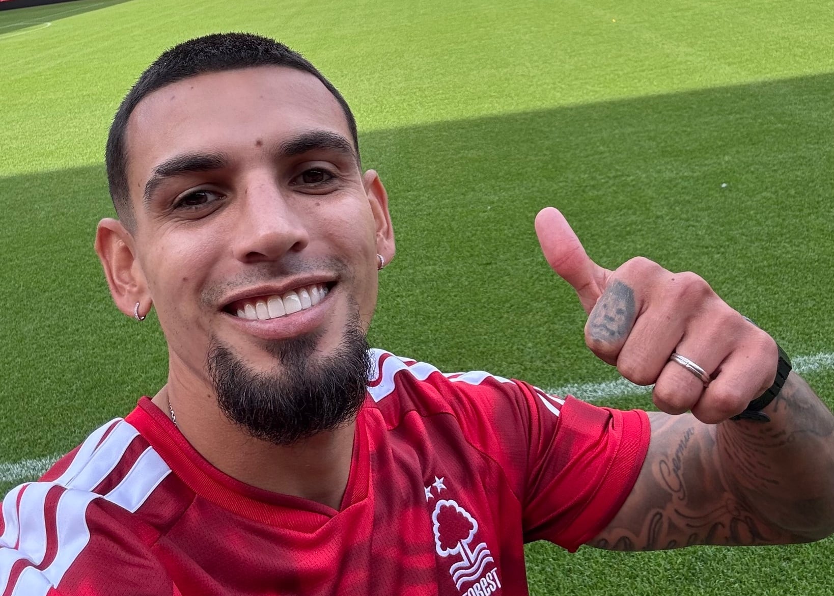El defensor antioqueño tendrá su segunda experiencia en la Premier League de Inglaterra tras un paso exitoso por el Crystal Palace de Londres-crédito @officialnffc/Instagram
