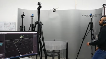 El prototipo ajusta cuatro aletas móviles para controlar postura y posición sin generar empuje (Learning and Dynamical Systems)