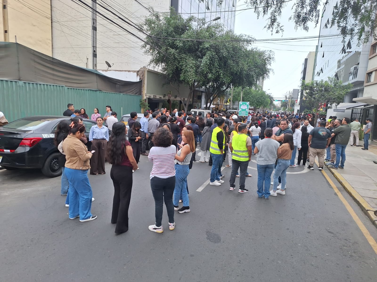 Personas y vehículos en Miraflores se detienen en las calles del distrito como parte del II Simulacro Nacional Multipeligro de 2026. (Infobae / Alejandro Delgado)