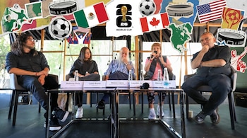 Cinco panelistas sentados frente a un collage del Mundial 2026 que incluye banderas de México, EE. UU., Canadá, el logo del evento, balones y estadios.