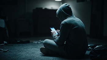 Por qué la comunicación con agentes de IA puede impactar en las relaciones humanas y cómo revertirlo, según un estudio