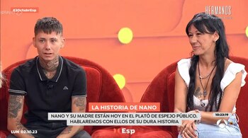 El tiktoker Nano, junto a