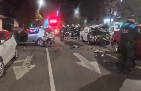 Un accidente múltiple en el barrio Belgrano involucró a 3 autos y dejó 4 heridos: “Estábamos parados en el semáforo y nos chocó de atrás”