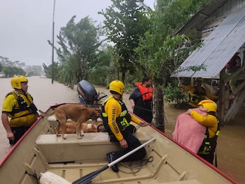 Labores de evacuación de emergencia en la Zona Norte debido al desbordamiento de ríos y quebradas (Cortesía: Benemérito Cuerpo de Bomberos de Costa Rica).