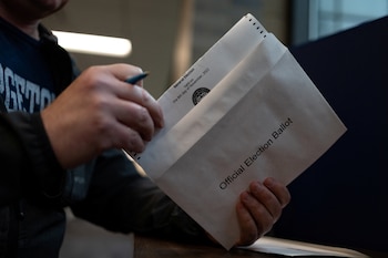 La jueza Indira Talwani suspendió por 14 días las nuevas directrices del USPS sobre el voto por correo en Estados Unidos. (REUTERS/Hannah Beier)