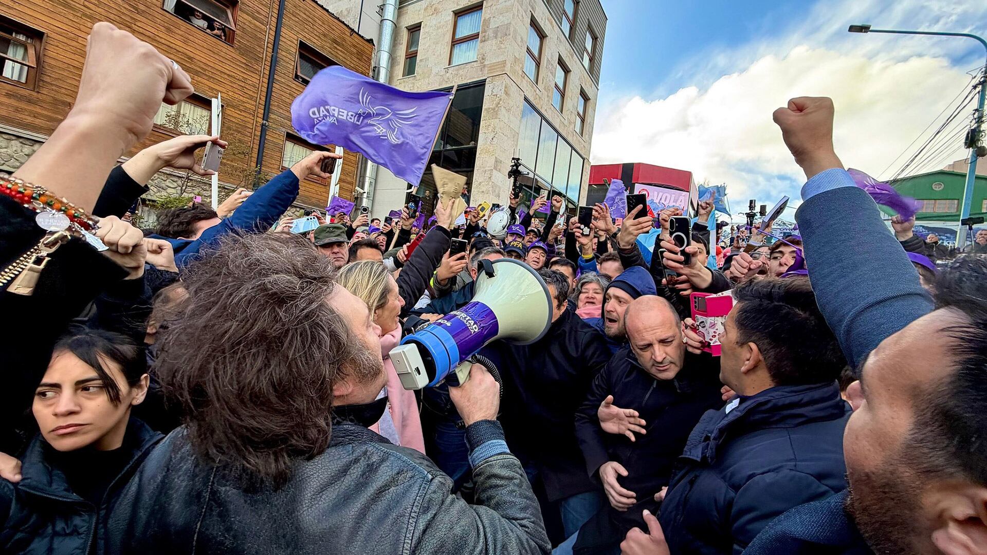 Suspendido el acto previsto, Milei habló por un megáfono en una salida lateral del hotel