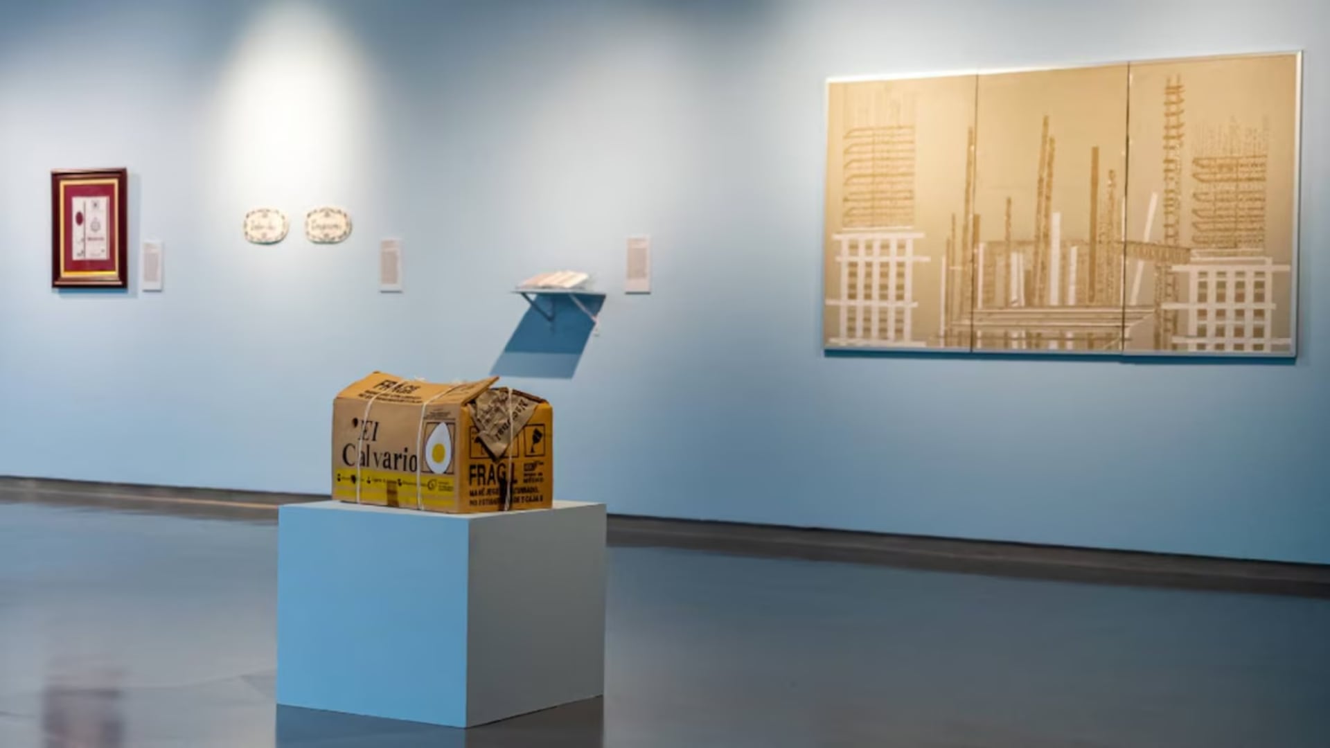 Una obra de arte con forma de caja de huevo desató burlas en redes tras exhibirse en el Museo Carrillo Gil