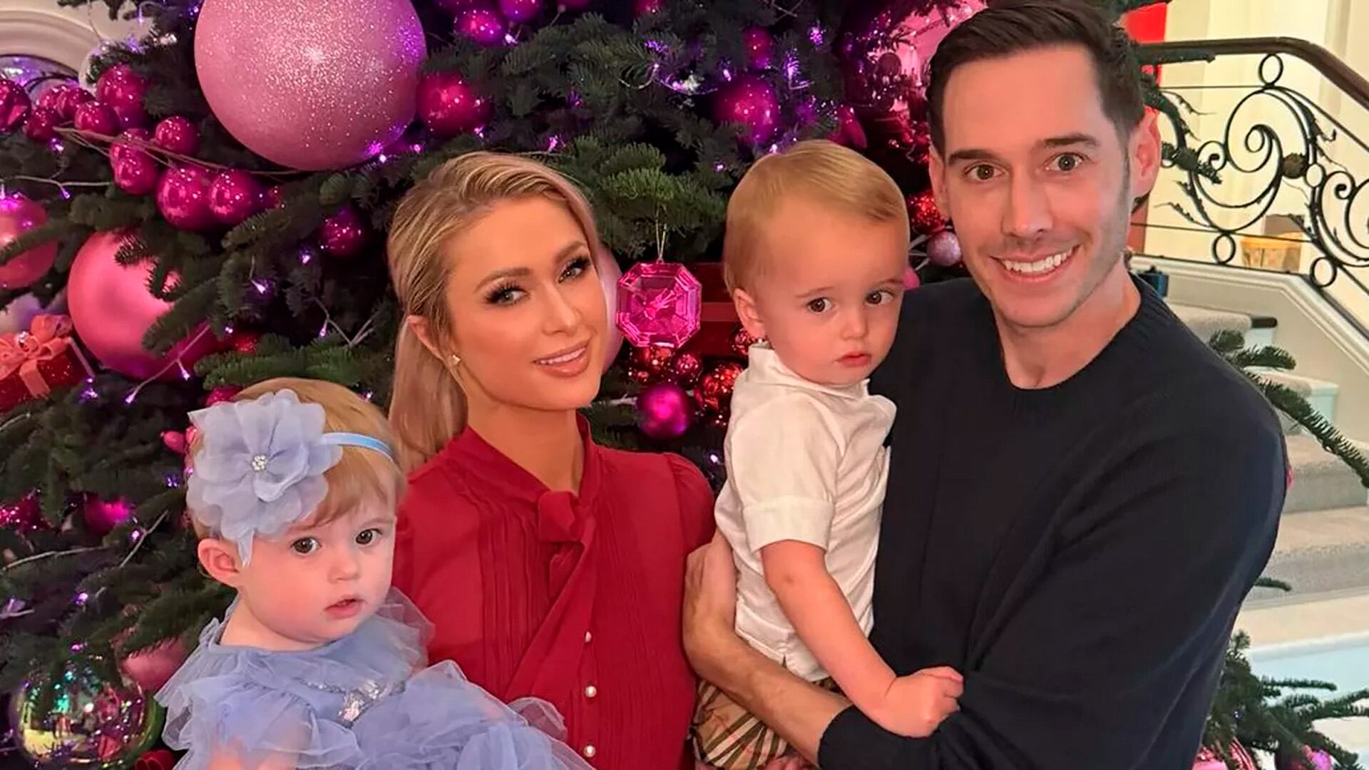 Paris Hilton dice que su hijo Phoenix, de 2 años, quiere ser bombero después de que su casa en Malibú fuera destruida en los incendios de Los Ángeles (Crédito: Instagram)