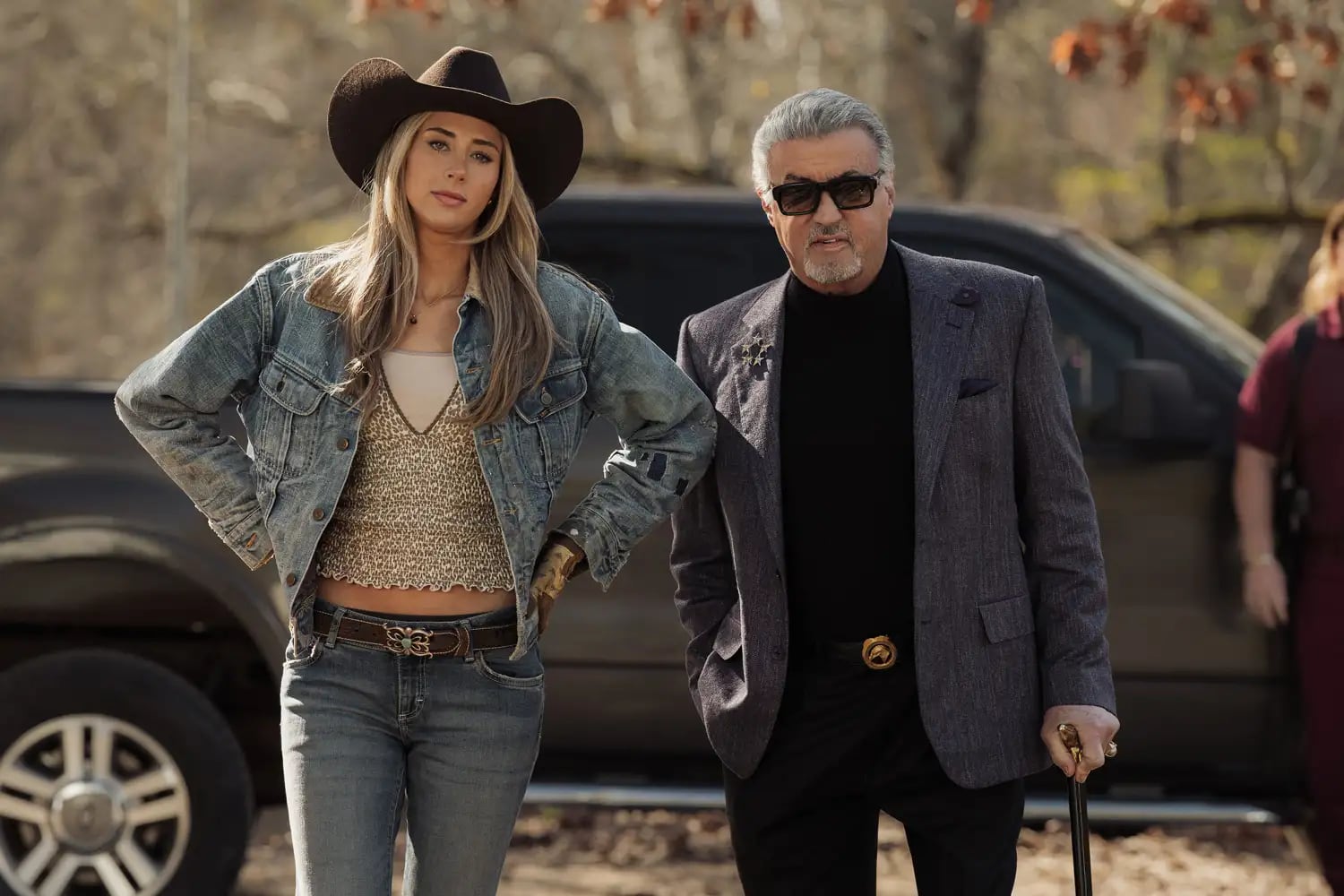 El personaje de Scarlet Stallone en Tulsa King es la de una cuidadora de caballos.