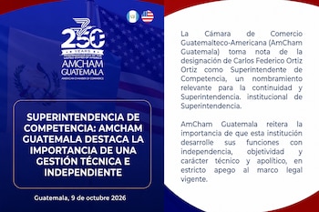 Texto de AmCham Guatemala relativo al nombramiento de Carlos Federico Ortiz Ortiz junto a las banderas de Guatemala y Estados Unidos.