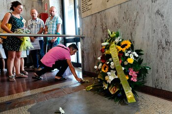 Un hombre depositaba una ofrenda