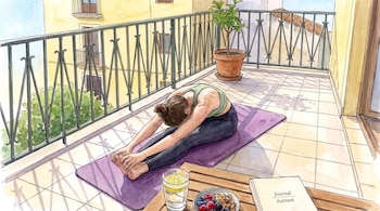 Una persona se estira sobre una colchoneta morada en un balcón junto a una mesa con frutos secos, agua con limón y un libro.