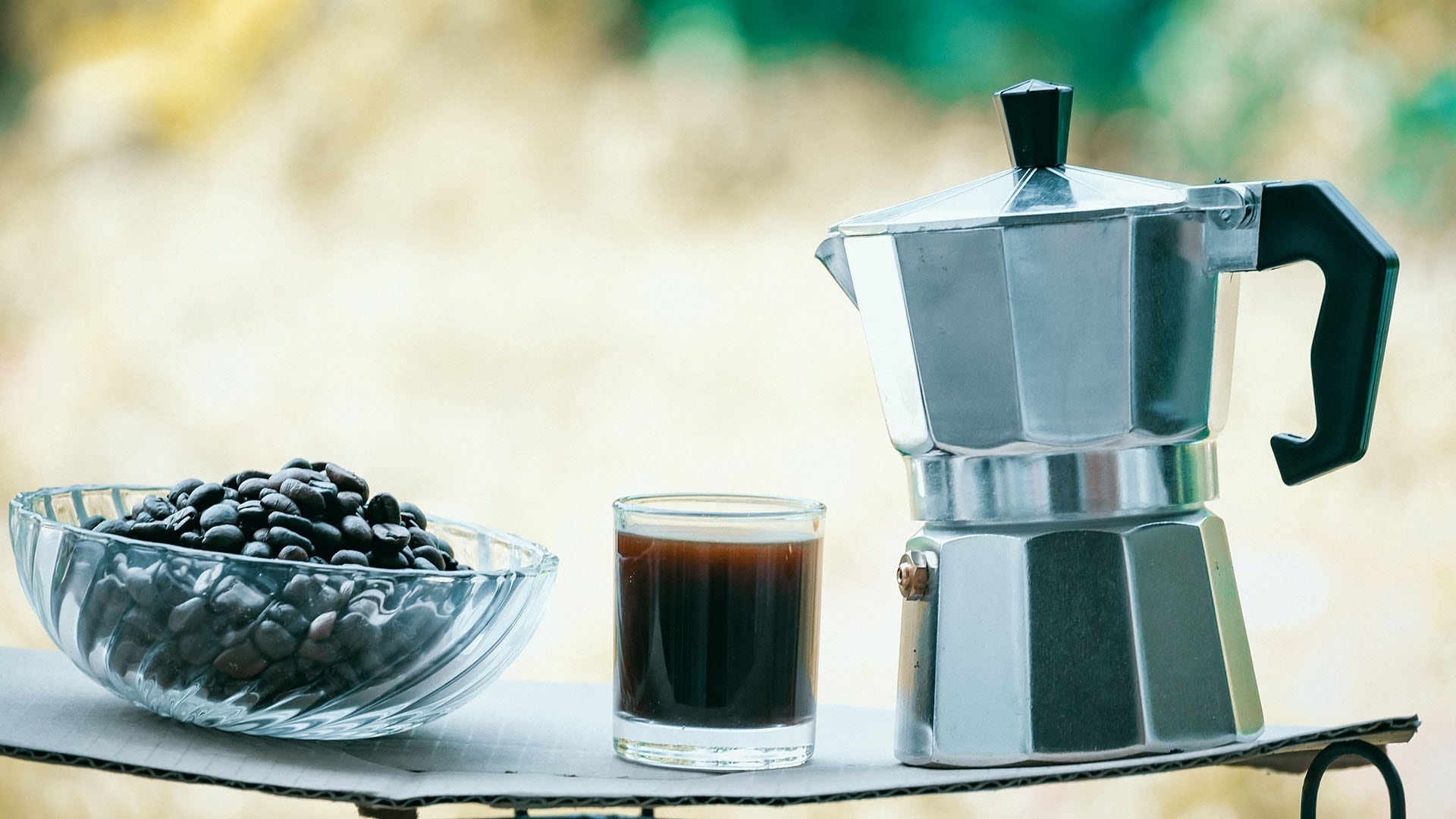 La preparación de café en el hogar requiere una proporción calculada de 15 gramos de grano por cada 250 mililitros de agua (Freepik)