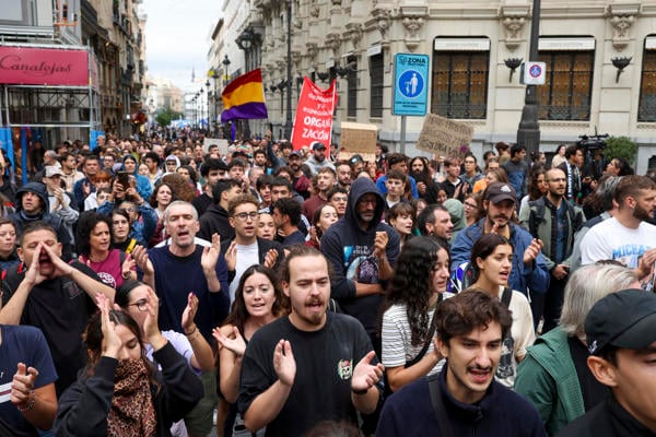 La acampada de Sol lleva su pulso por la vivienda al Congreso y amenaza con escalar