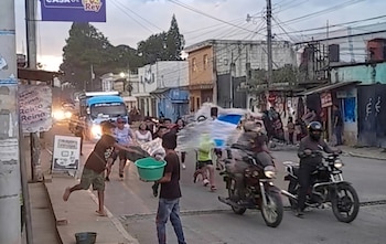 El gobernador Mauricio Benard advirtió que lanzar bolsas con agua u otros objetos durante las antorchas será considerado una agresión con consecuencias legales.