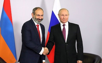 Pashinian saluda a Putin en