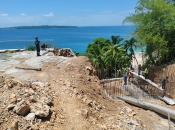 Se hallaron materias y residuos de construcción almacenados irregularmente, incluso en áreas próximas al lago de agua dulce que abastece a la comunidad, dijeron las autoridades. (MiAmbiente)