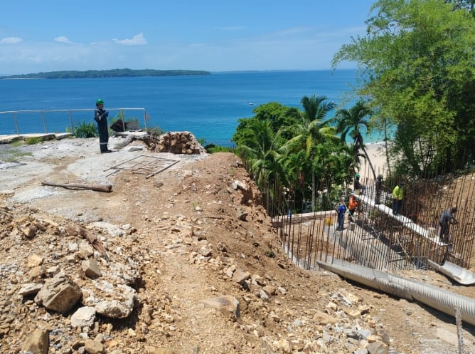Se hallaron materias y residuos de construcción almacenados irregularmente, incluso en áreas próximas al lago de agua dulce que abastece a la comunidad, dijeron las autoridades. (MiAmbiente)