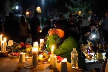 En su primer mensaje público, Steve McClain puso el foco en las víctimas, sus familias y las personas alcanzadas por el ataque (AP Foto/Andrew Eakin)