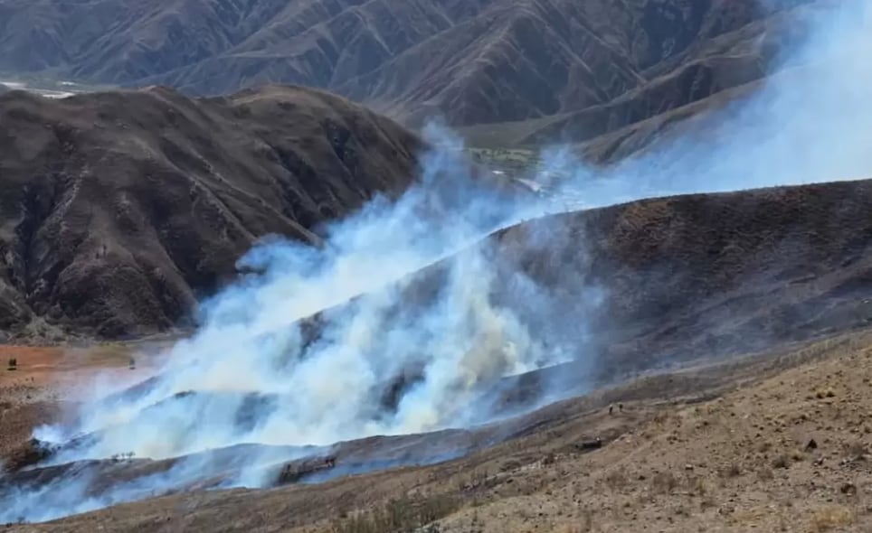 El incendio de Volcán en el sector Cuna de Nubes, sobre el río Chilcayoc