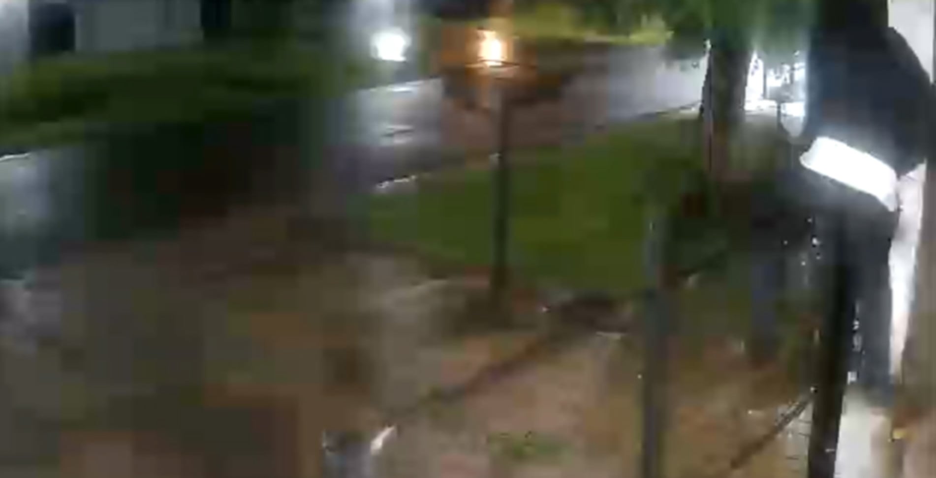 Una persona se aproxima a una casa en La Plata durante un presunto intento de robo, captada por una cámara de seguridad durante la noche (0221)