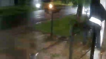 Saltó la reja de una casa de La Plata, robó las tarjetas que la víctima tenía en el auto y las usó en un local cercano