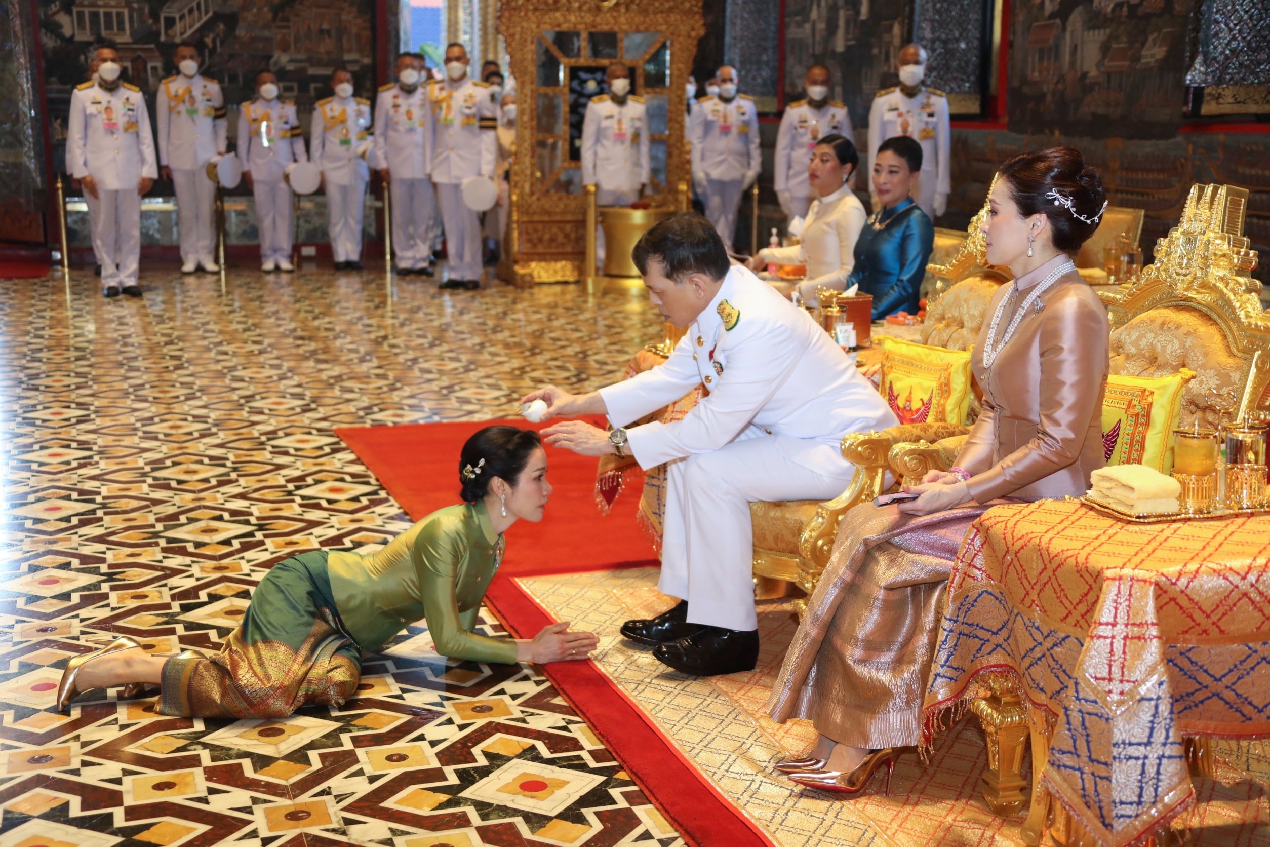 La reina Suthida se arrastró en la coronación de Rama X, que estaba junto a su amante Sineenat (Reuters)