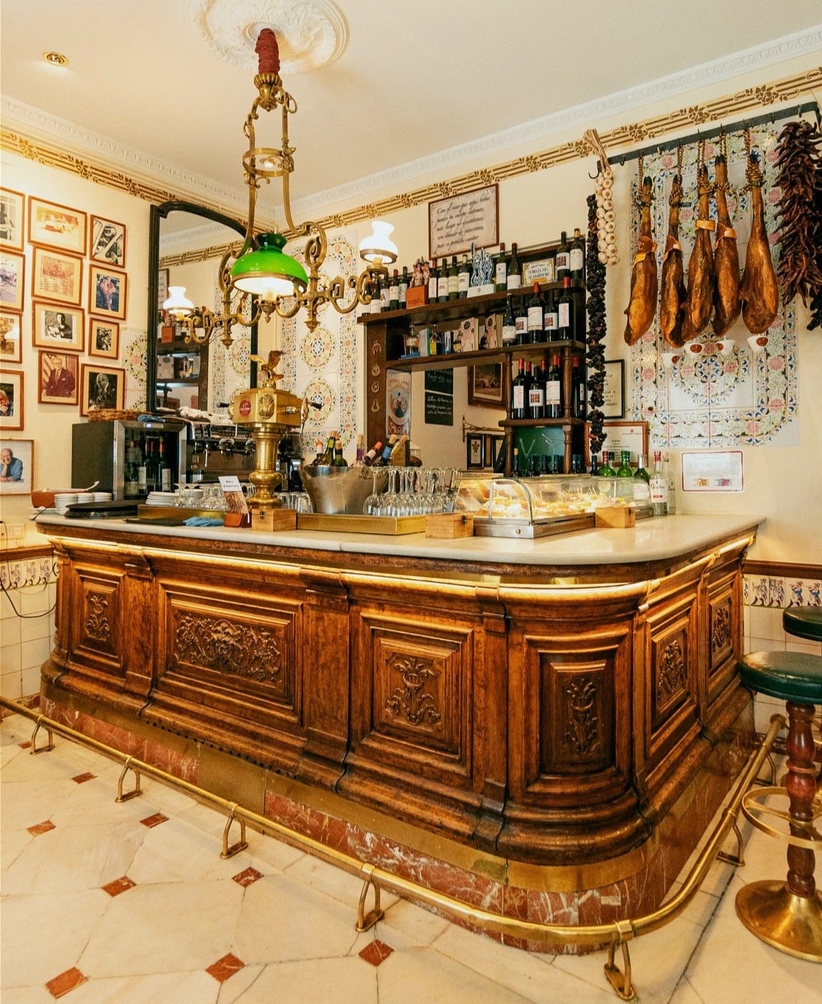 Barra de la Taberna Alabardero, en Madrid (Grupo Lezema)