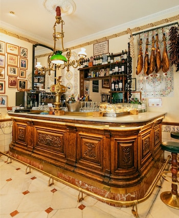 Barra de la Taberna Alabardero, en Madrid (Grupo Lezema)