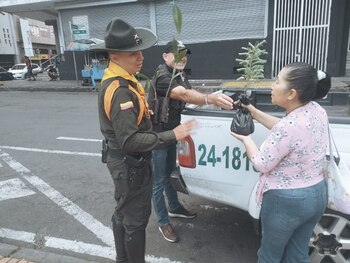 En Cali entregaron plantas ornamentales