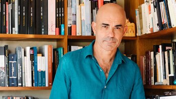 Eduardo Sacheri enseña historia en