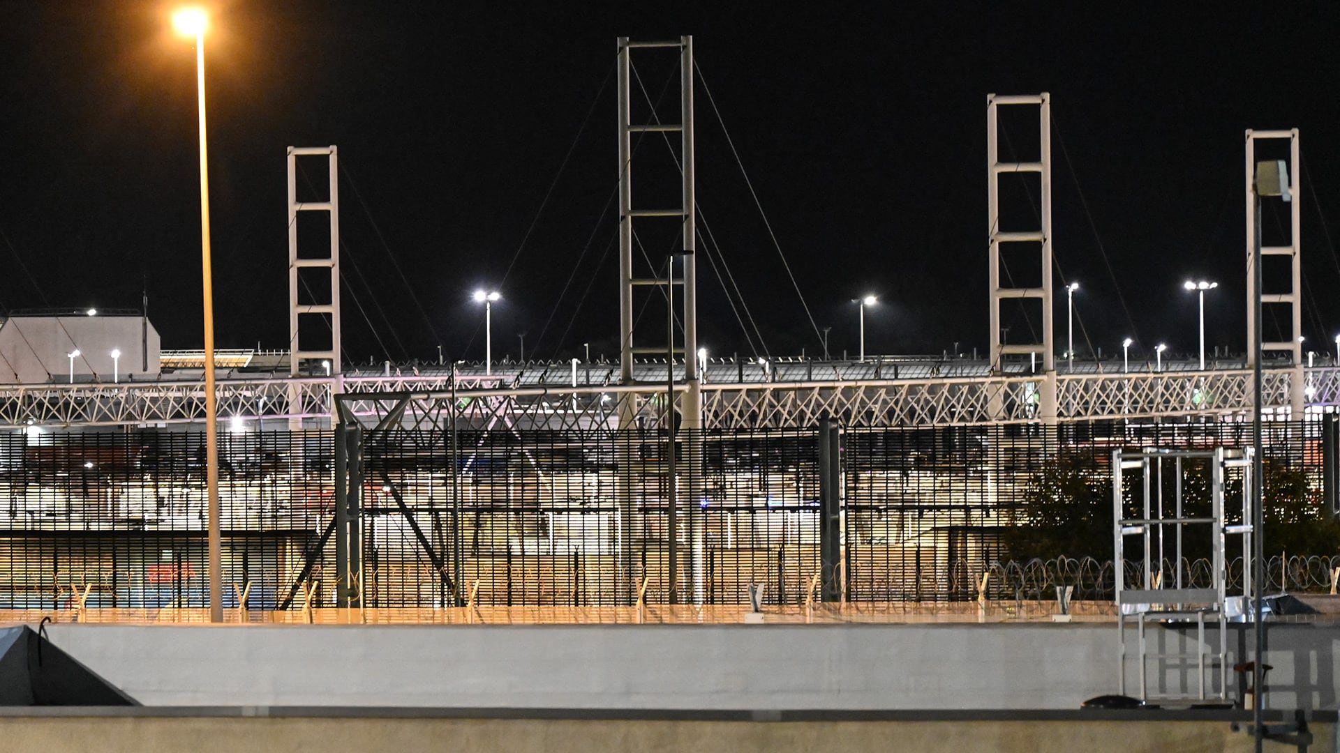El vehículo transportaba a 19 camioneros de distintas nacionalidades que se disponían a cruzar hacia el Reino Unido (Photo by Bernard BARRON / AFP)