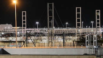 Un minibús chocó contra un tren detenido cerca del Túnel del Canal de la Mancha y dejó 19 heridos