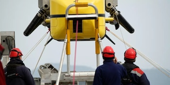 Prueba de elevación del vehículo submarino autónomo Ulyx. (Ifremer, Olivier DUGORNAY)