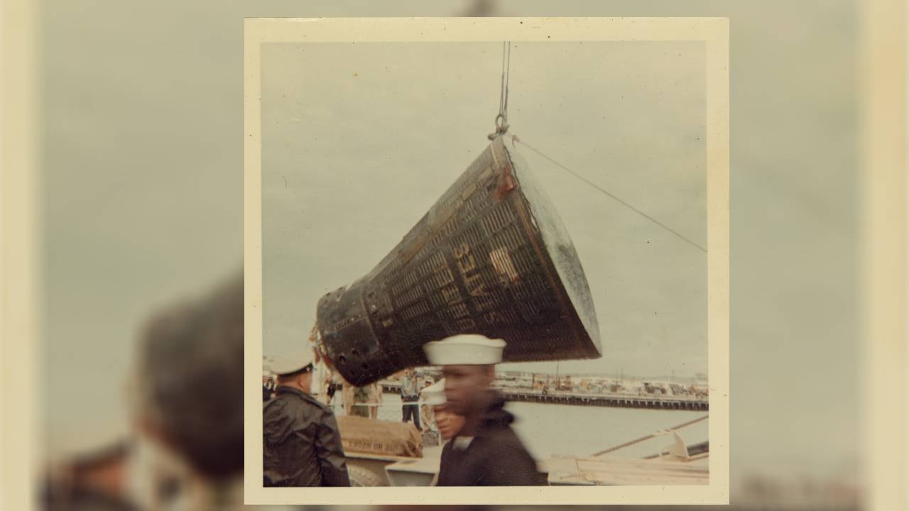 La cápsula espacial Gemini 8 es izada del océano después de su exitosa misión, la primera en acoplarse con otra nave en el espacio, con Neil Armstrong a bordo. ((Ron Mc Queeney/Ohio History Connectio vía AP))