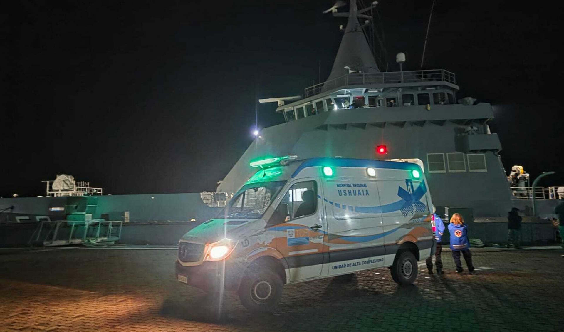 La Armada Argentina coordinó la evacuación médica en alta mar con el ARA Storni y un equipo médico especializado ante la emergencia en el crucero
