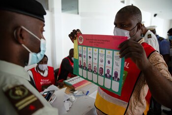 Un agente electoral sostiene una
