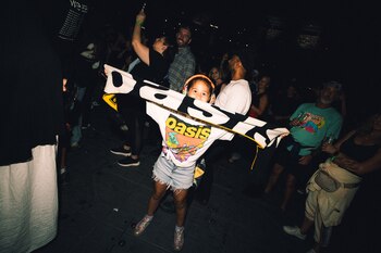 Una niña sostiene una pancarta