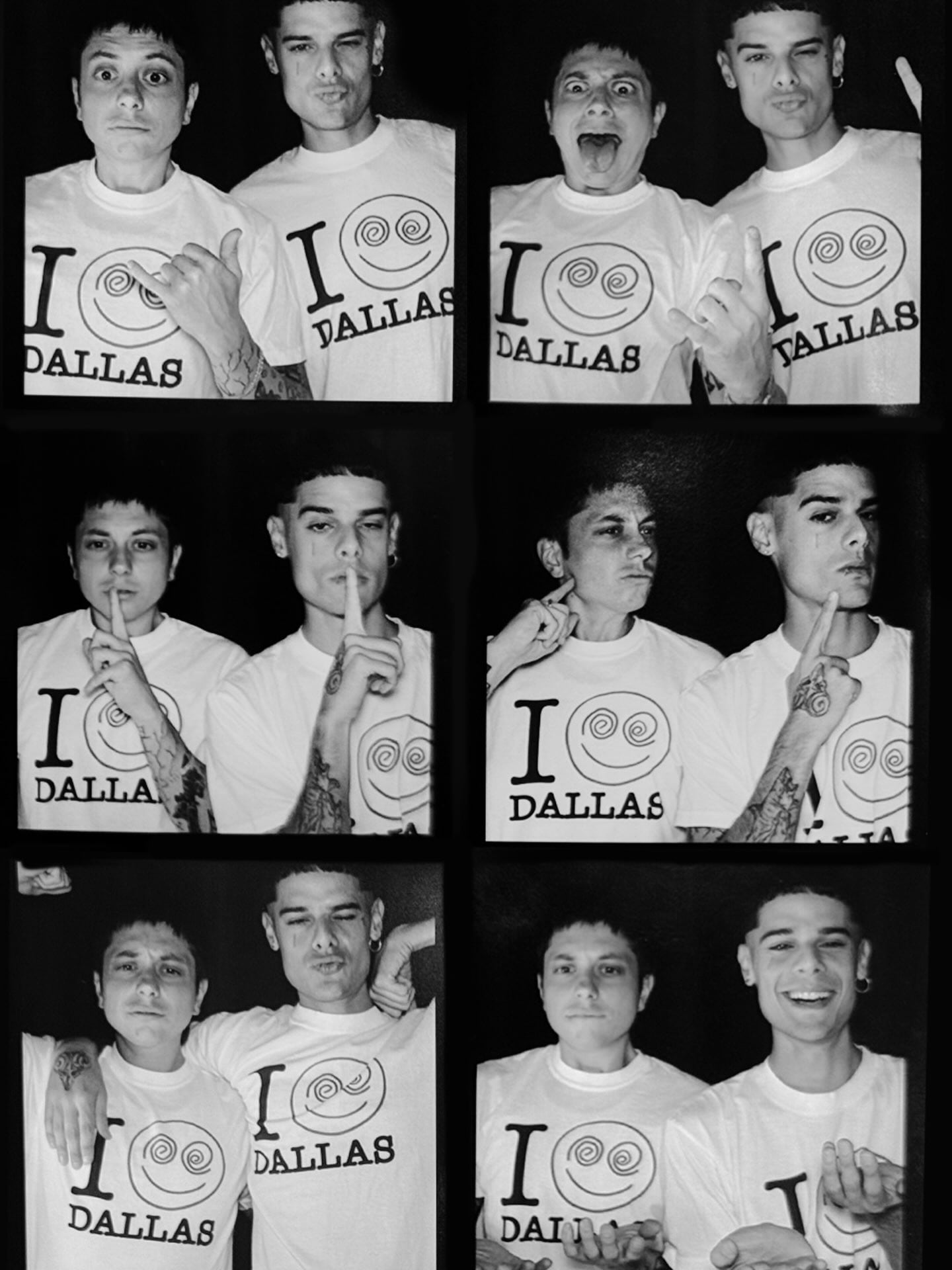Los músicos argentinos Ca7riel y Paco Amoroso posan con camisetas blancas de Dallas en una serie de fotografías en blanco y negro.