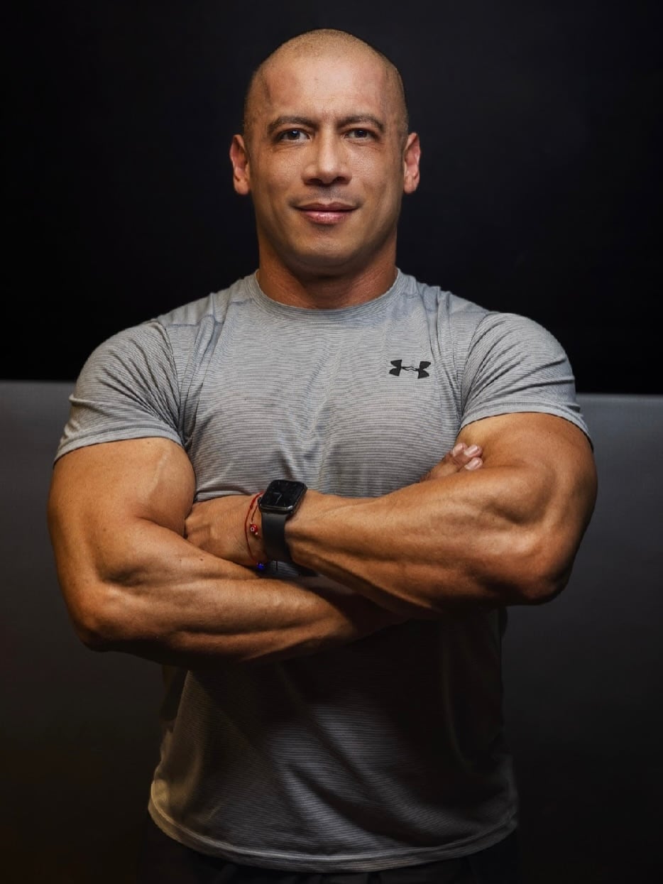 El entrenador Einar Méndez, coach de Martha Debayle (@marthadebayle)