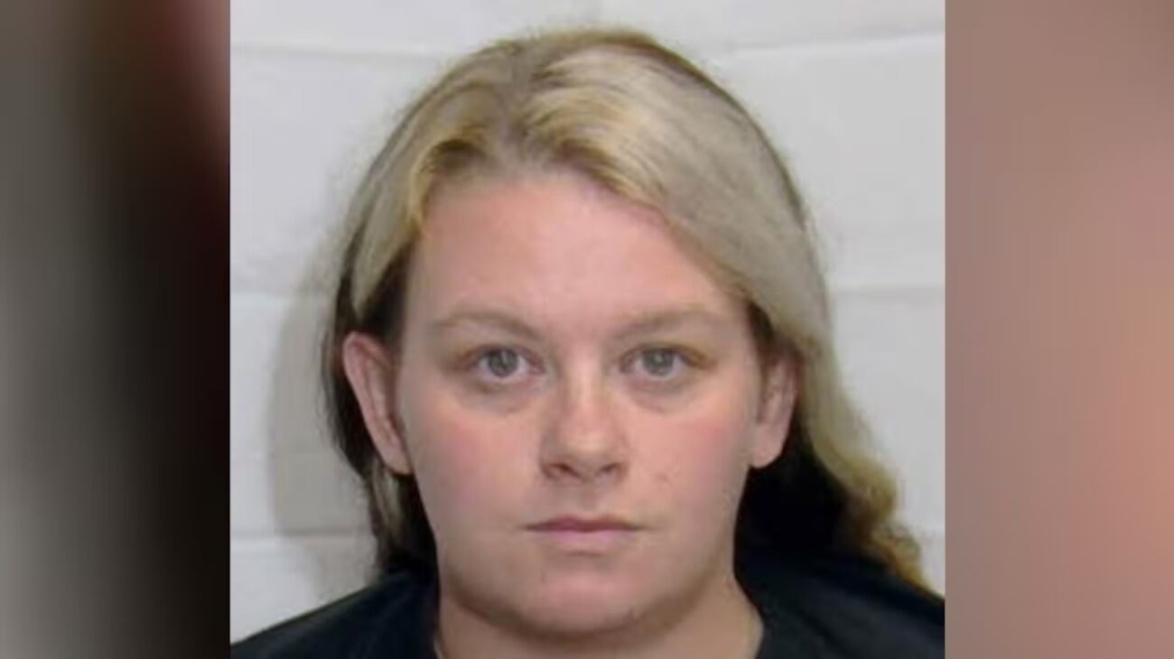 Powers fue acusada de varios cargos de homicidio involuntario y abuso infantil. (Columbus County Sheriff