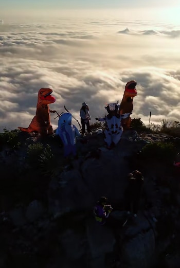 Un grupo de botargas protagonizó un peculiar baile en la cima del Pico Cuauhtémoc y las imágenes causaron sensación en redes.