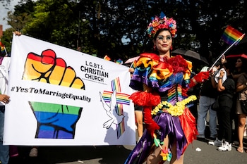 Una drag queen sostiene una