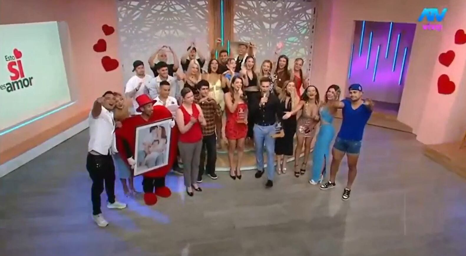 Suheyn Cipriani y Miguel Arce junto al elenco de