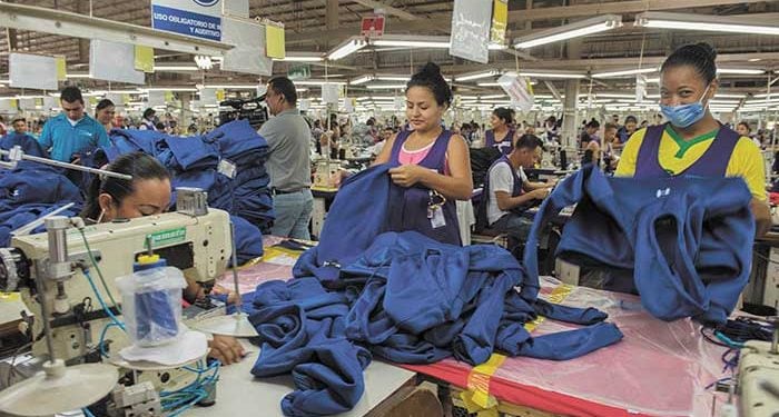 Los despidos en la industria textil y de confección representaron el mayor impacto en los niveles de empleo de zona franca./(Infobae)