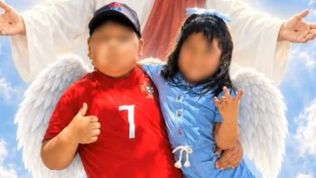 Montaje de dos niños con rostros difuminados y alas blancas, frente a una figura con túnica y un fondo de cielo con nubes