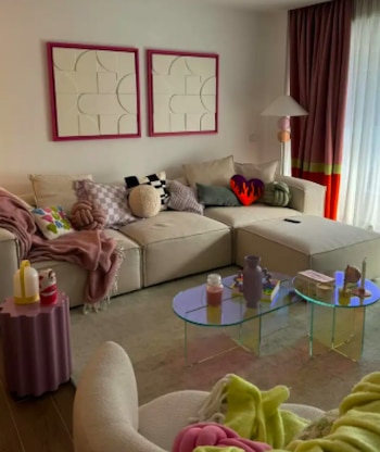 El salón de la casa de Laura Escanes en Madrid (Instagram / @lauraescanes)